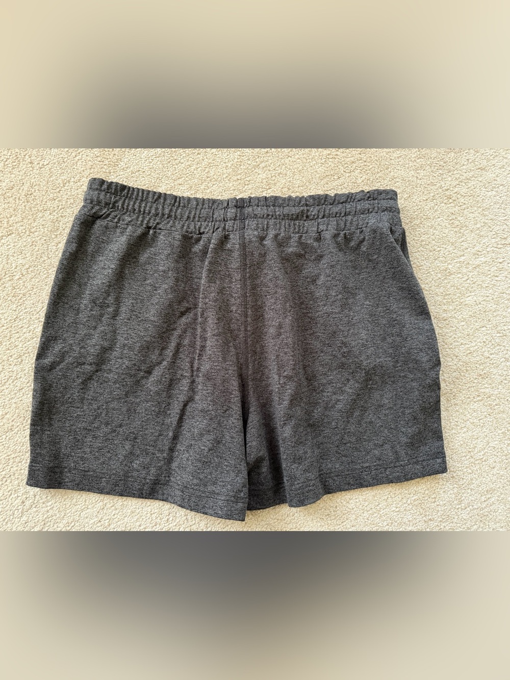 NWOT*Vuori Women‘s Halo Performance Short - size L - Heather Grey - Picture 2 of 5